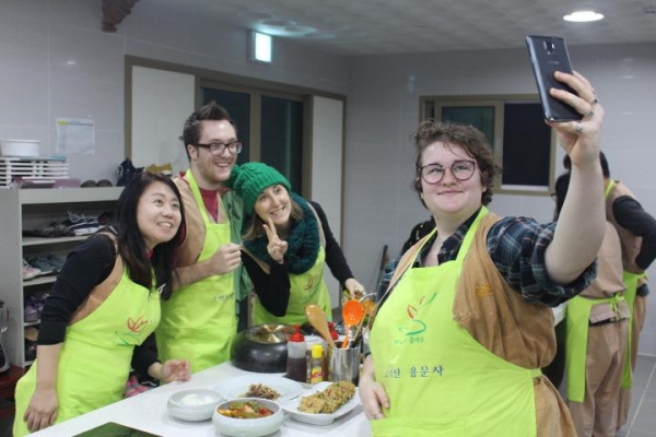 예천 용문사에서 즐거운 사찰음식 만들기 체험을 하는 참가자들 (사진=용문사)
