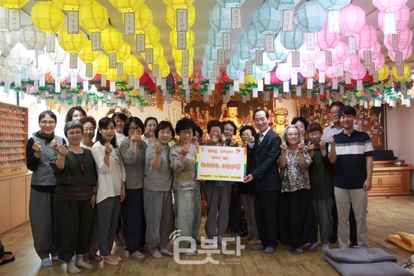 여래사불교대학은 오늘(19일) '제1차 100일기도 회향기념 후원금 전달식'을 통해 생명나눔실천 부산지역본부(본부장 원범 스님)에 후원금 300만 원을 전달했다.
