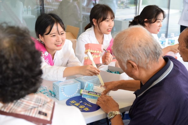 부산광역시다사랑복합문화예술회관(관장 박성일)은 지난 5일 오후 1시 30분 관내 2층 야외이벤트 마당에서 어르신들의 치아 건강관리 행사를 실시했다.