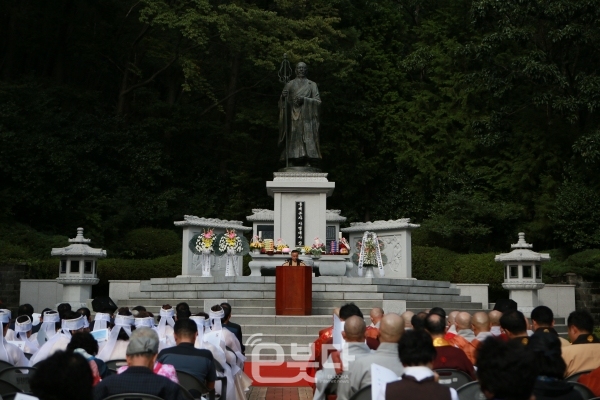 부산불교연합회는 24일 어린이대공원 내 사명호국광장에서 ‘사명대사 열반 409주기 추모대재’를 봉행했다.
