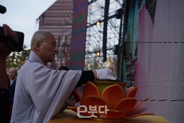 부처님 치아 사리를 무대 위로 이운하는 범어사 교무국장 범종 스님