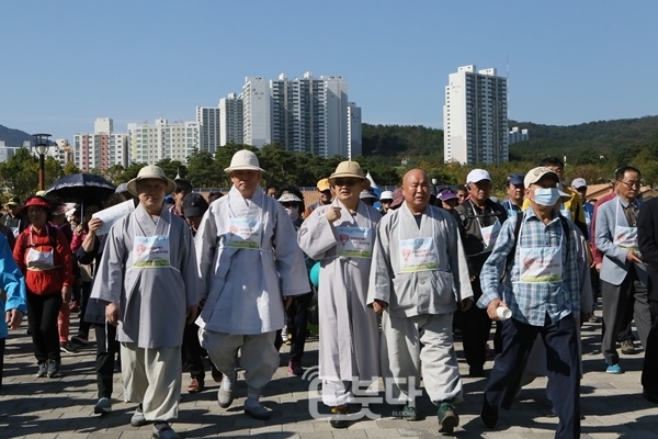 '제10회 생명나눔 걷기대회'에 참가한 스님 및 시민들