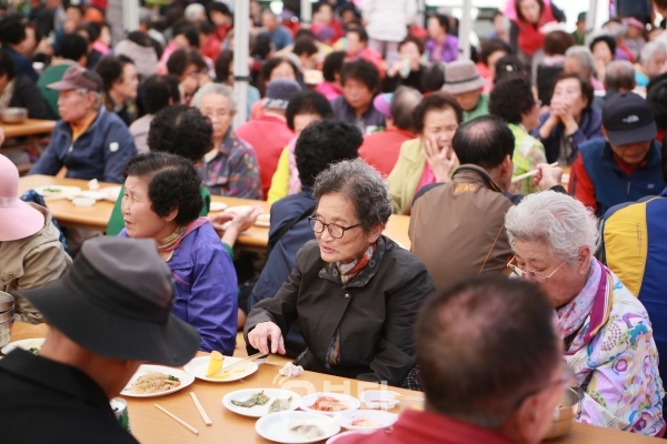사회복지법인 혜원은 26일 혜원정사 경내에서 지역 어르신들을 모시고 '2019 혜원 경로잔치'를 개최했다.