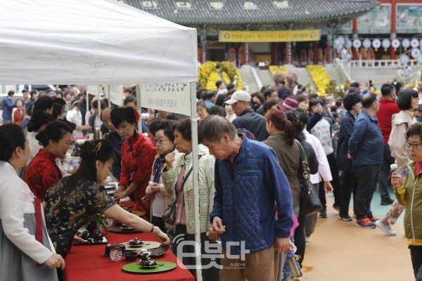 천태종 부산 삼광사가 11월 2일 경내에서 '제7회 세계음식 국화문화축제'를 개최했다.