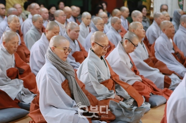 11월 11일(음.10.15) 전국 선원 수좌 스님들이 동안거 결제에 들어갔다.