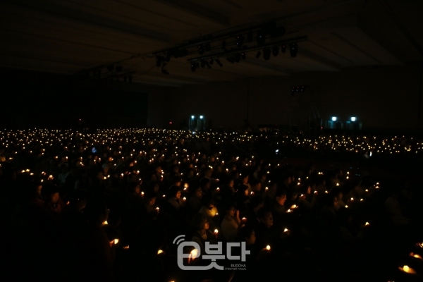 참석 대중이 LED 초로 빛 공양을 올리고 있다.