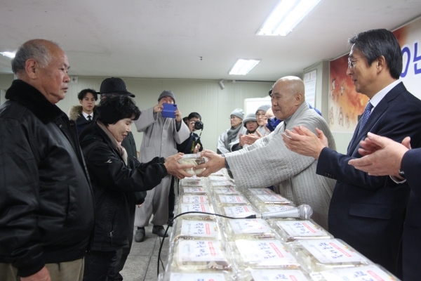 사하구불교연합회는 14일 사하사암무료급식소에서 ‘2020년 새해 자비의 떡국나눔’ 행사를 개최했다.