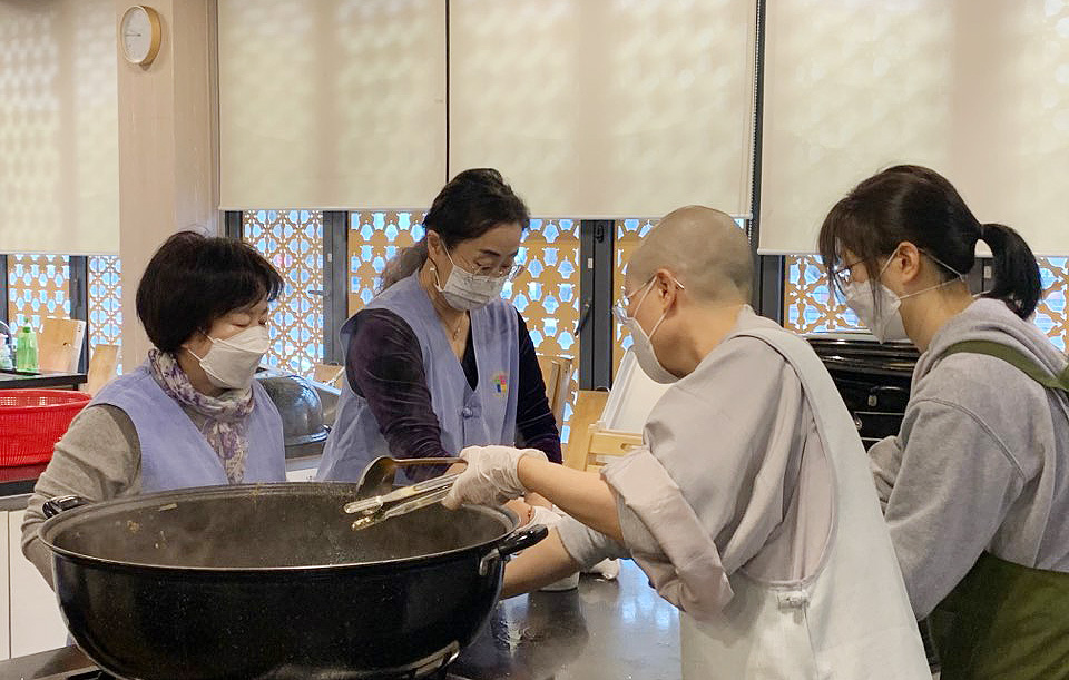한국불교문화사업단이 운영하는 한국사찰음식문화체험관에서 스님과 자원봉사자들이 도시락을 만들고 있다. (사진=한국불교문화사업단)