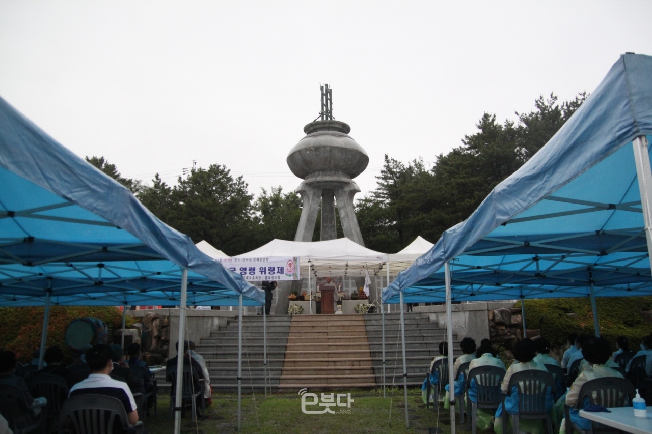 사단법인 가야불교문화원은 25일 김해 충혼탑에서 '한국전쟁 70주년 추모위령제'를 봉행했다.