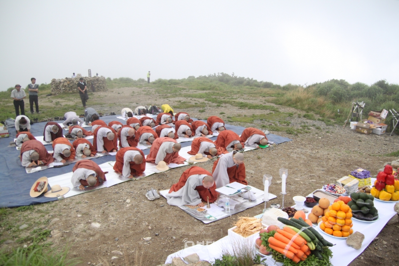양산 내원사는 1일 천성산 원효봉에서 산신재를 봉행했다.