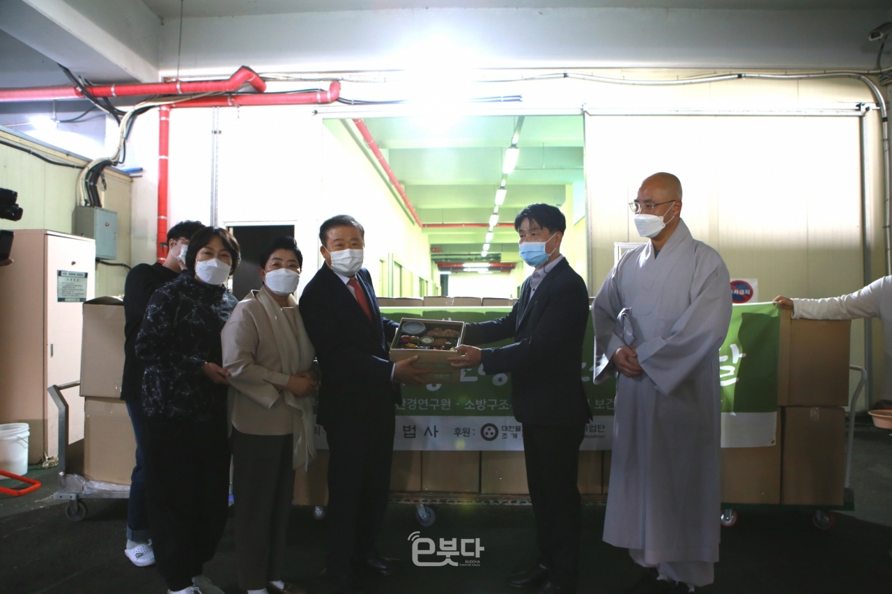 홍법사는 19일 부산의료원에 600인분의 사찰음식 도시락을 전달했다.