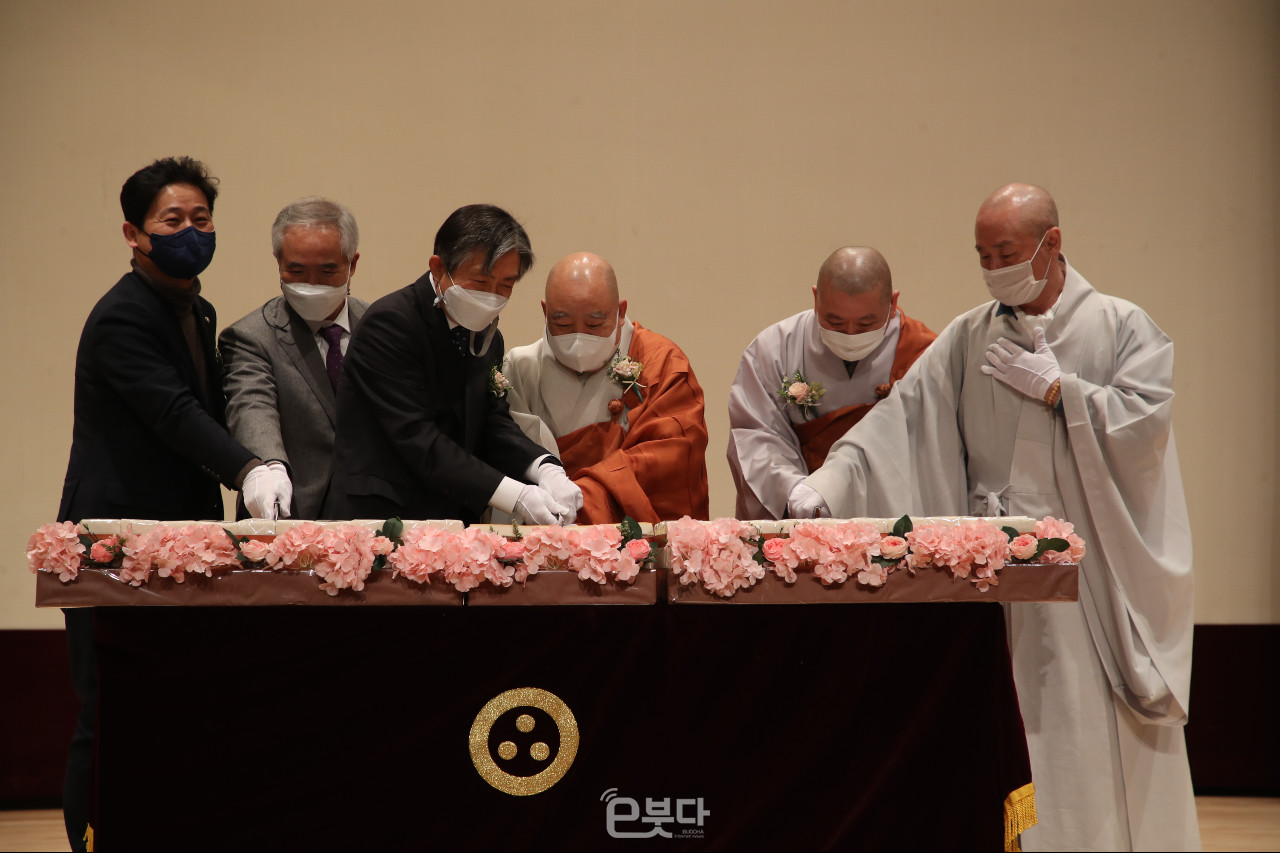 출판을 맞아 열린 이날 기념회에는 조계종 총무원장 원행 스님을 비롯한 많은 스님과 불자들이 참석했다. 사진은 케이크 커팅식이 진행되고 있는 모습.