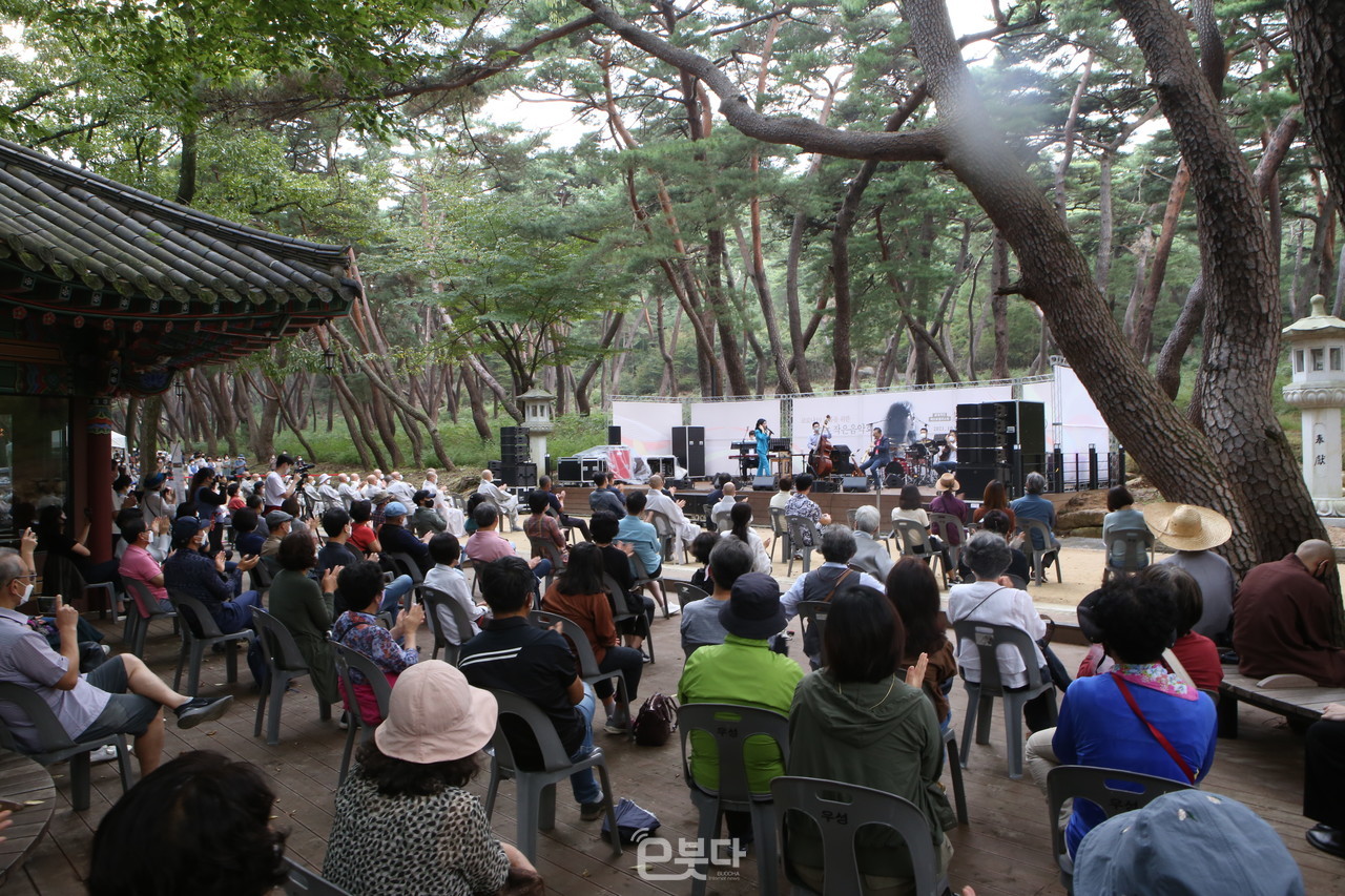 지난해 10월 개최한 '코로나19 극복을 위한 숲속 작은 음악회' 모습.