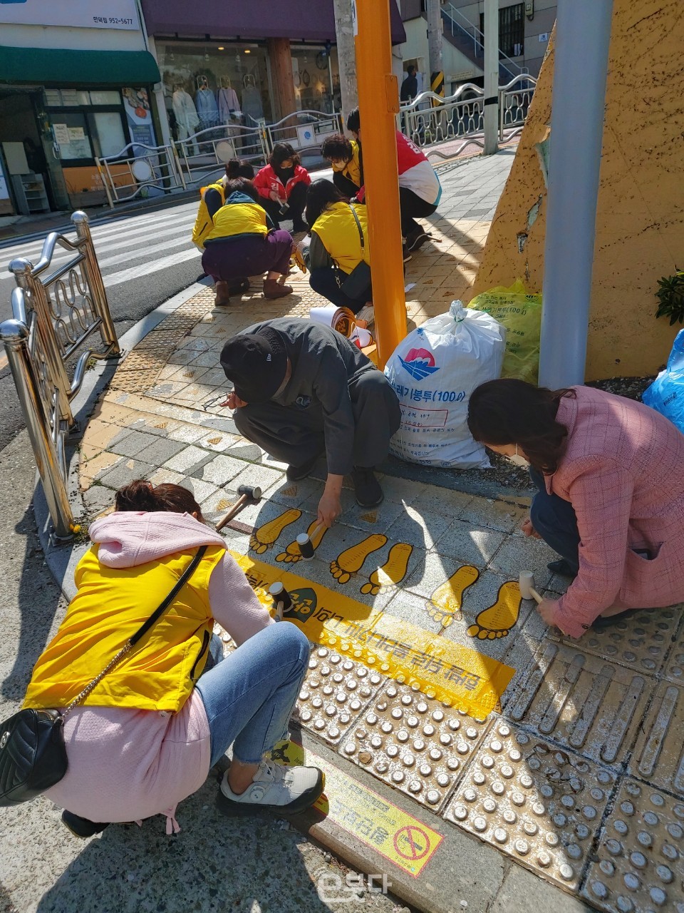 플로킹 참가비를 모아 진행한 '노란 발자국 프로젝트' (사진=행복선원)