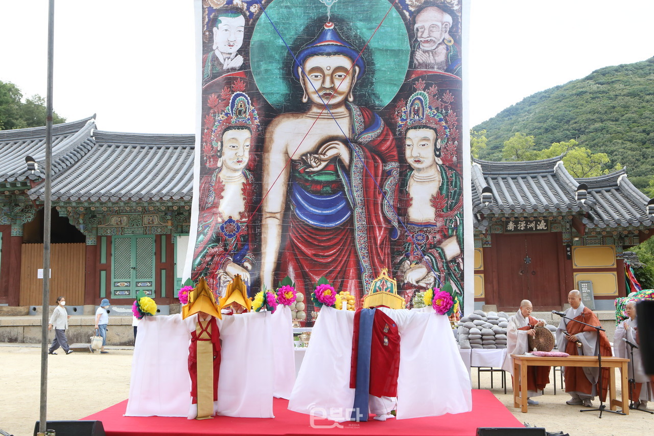 이어 백중지장기도 회향을 기념하며 한국 불교 역사상 최초의 비구니 어산어장 동희 스님의 영산재가 전개됐다.