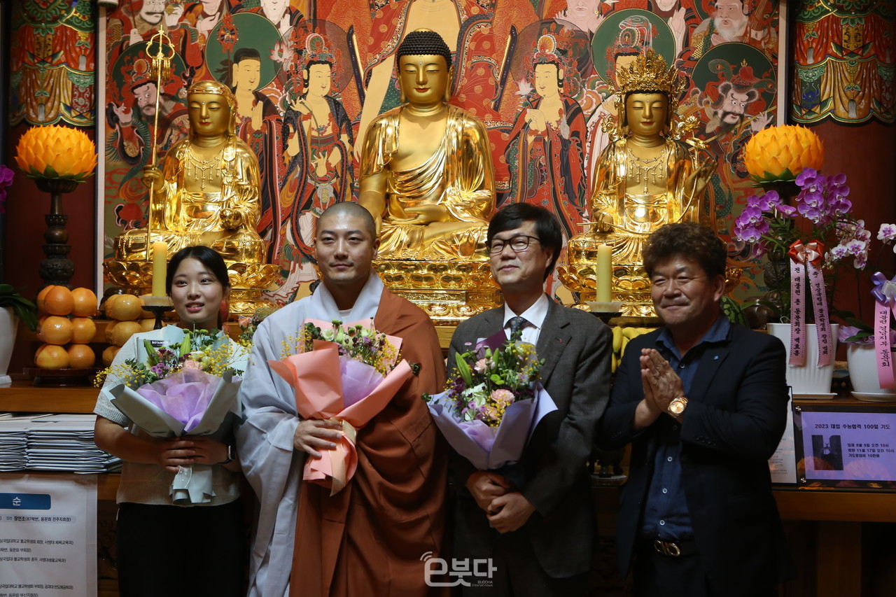 이날 창립을 기념해 지도법사 담산 스님과 김용진 지도교수, 배설화 회장에게 꽃다발이 전달됐다.