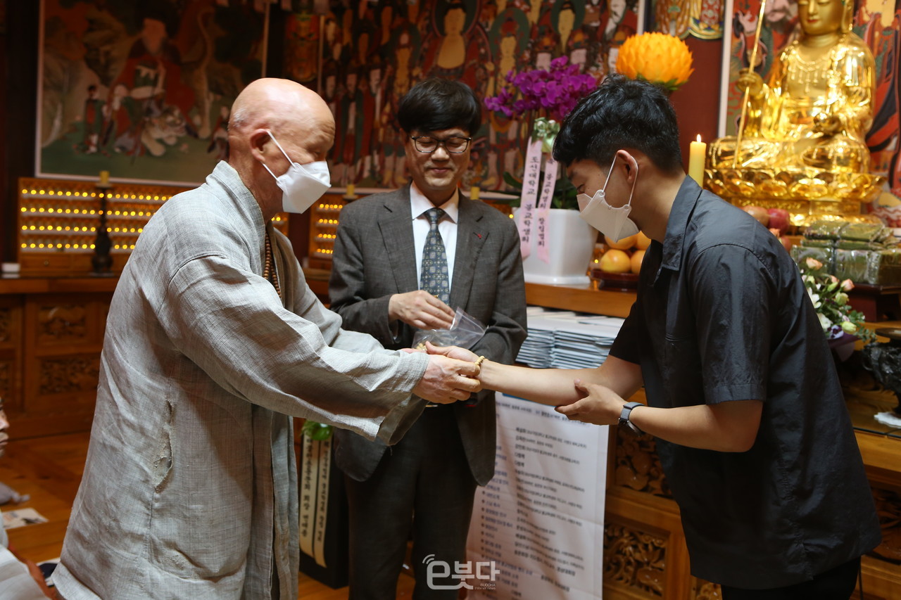 불교학생회 회원들에게 염주를 걸어주고 있는 달마사 해일 스님 