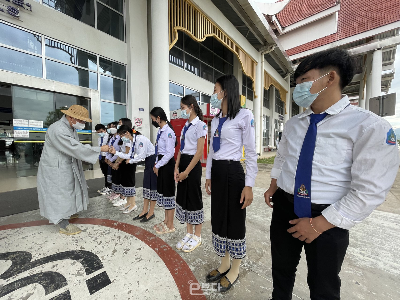 루앙프라방 수파누봉대학교 한국어학과 학생들이 공항에서 한나래문화재단을 환영하고 있다.