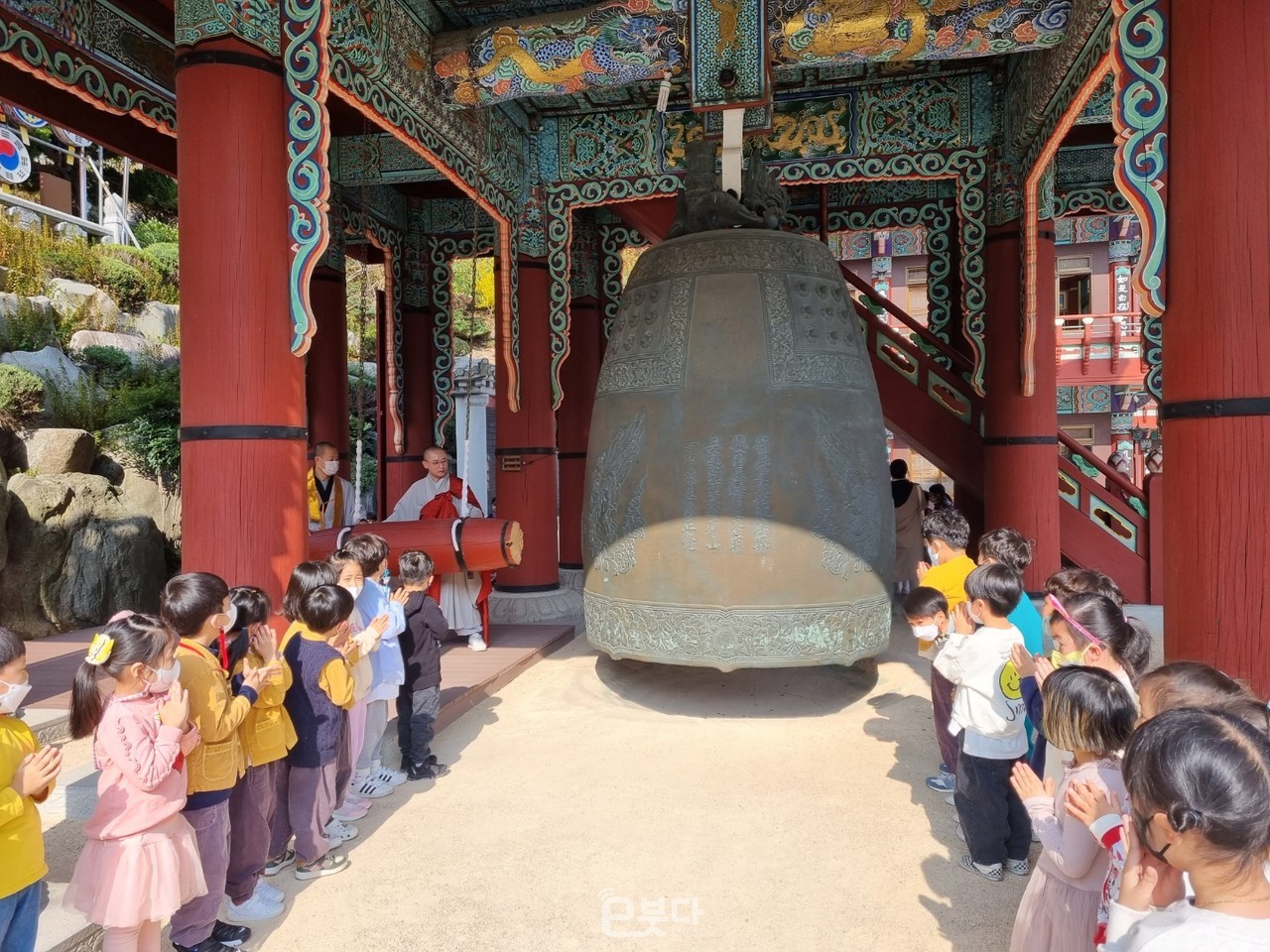 부산 천태종 삼광사 턴 투워드 부산에 광명사 어린이집 아이들이 동참한 모습.