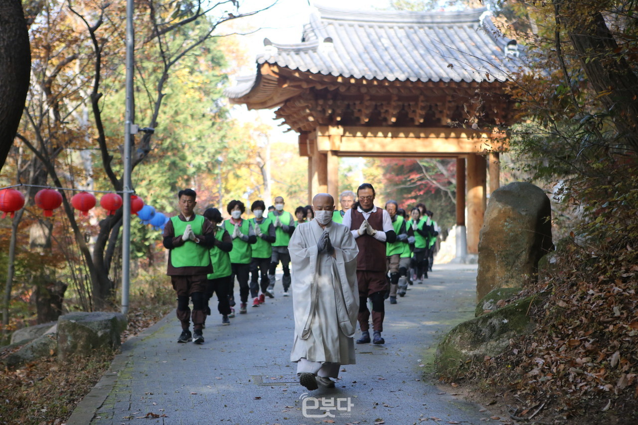 창원 성주사는 12일 10.29 참사 희생자들을 위로하고 온 생명의 행복과 평화를 발원하는 삼보일배 정진을 진행했다.