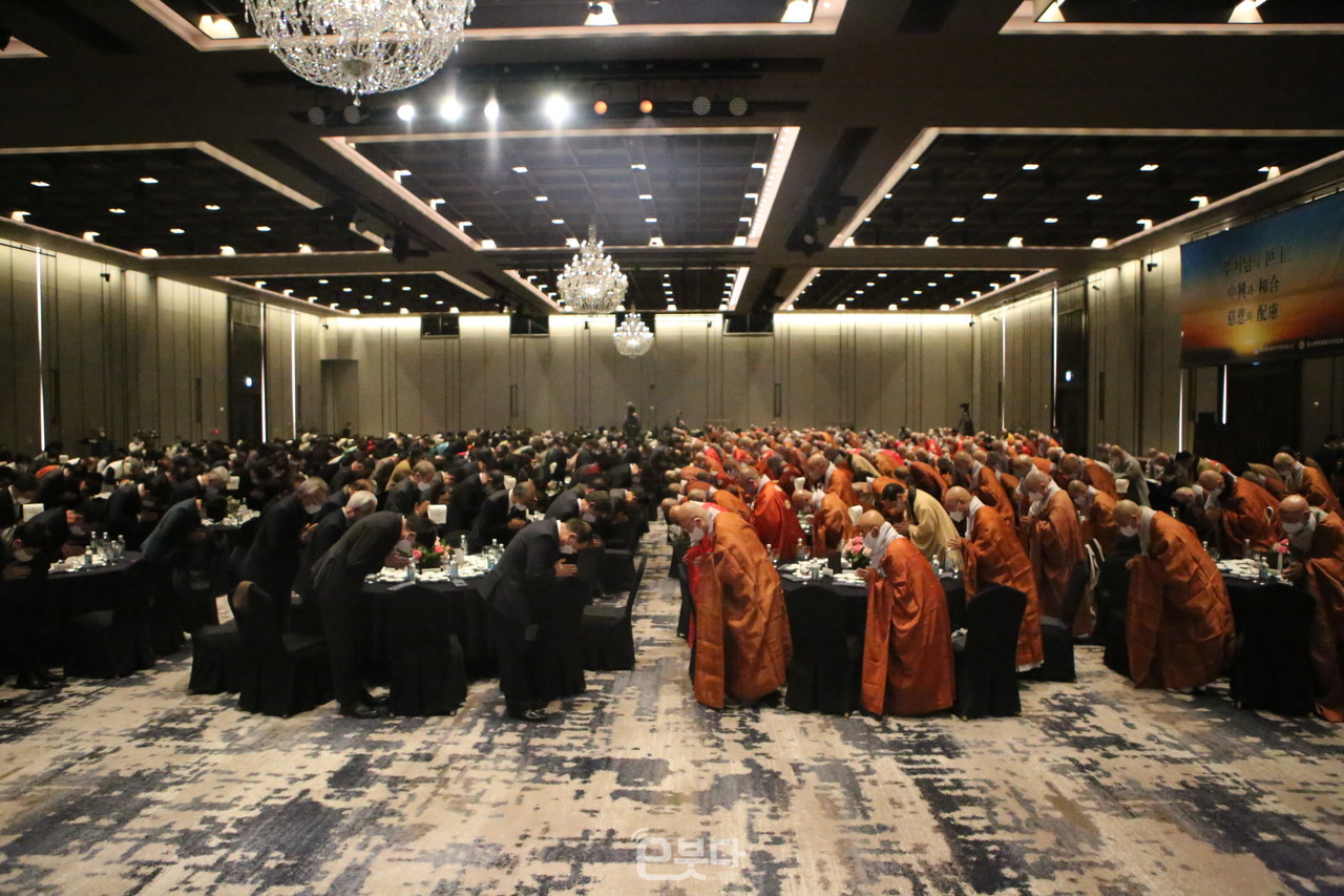 불기 2567 부산 불교계 신년하례회가 1월 6일 사부대중 600여 명이 동참한 가운데 봉행됐다.