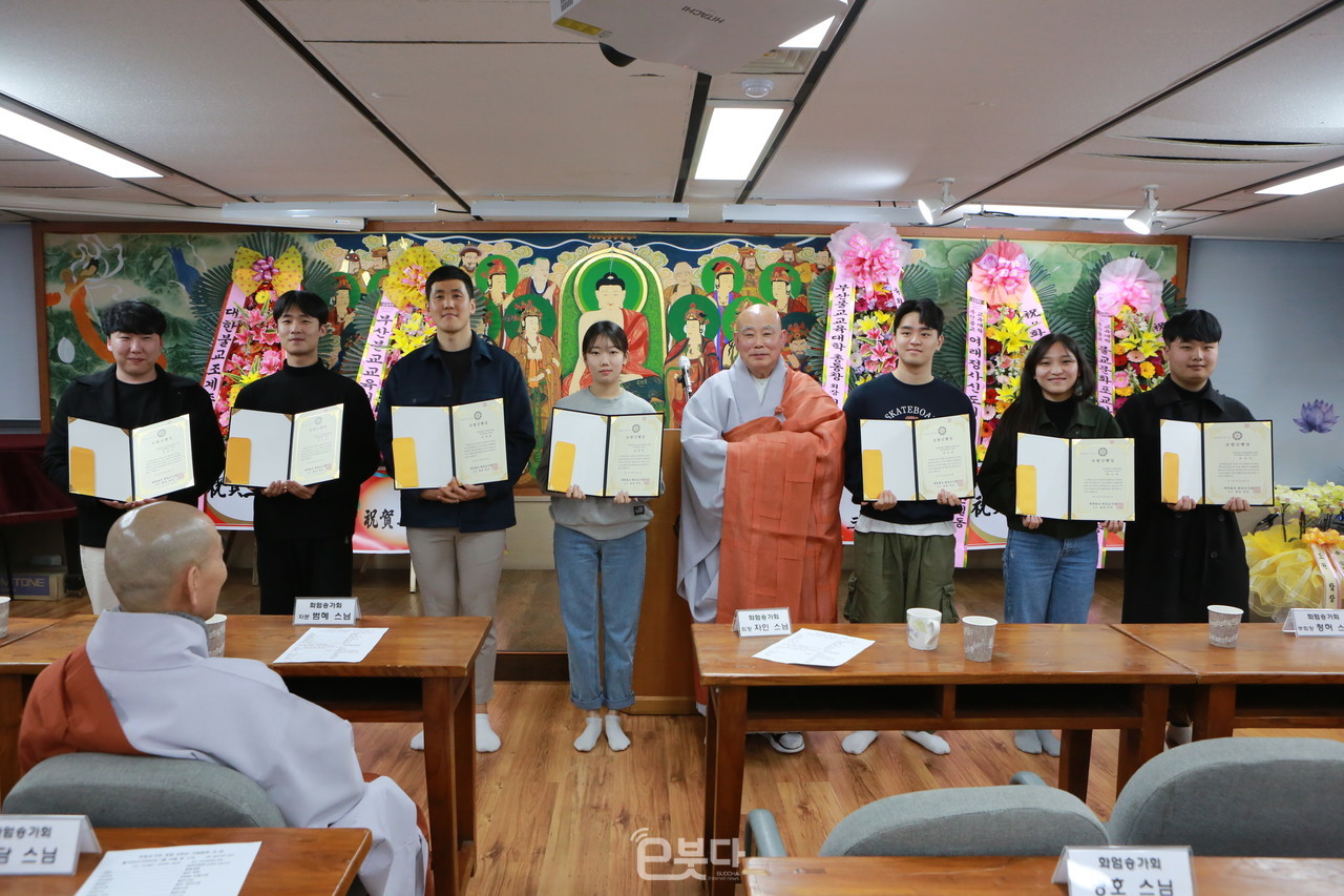 화엄승가회 창립 8주년 기념법회가 3월 25일 부산불교교육대학 대강당에서 봉행됐다.