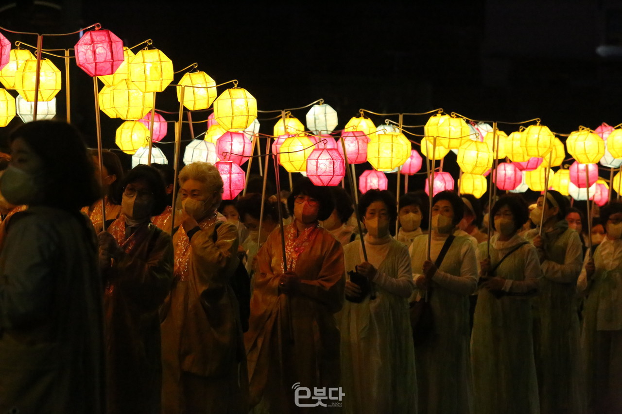 2567부산연등축제가 4월 28일부터 5월 14일까지 부산시민공원과 송상현광장 일대에서 봉행된다.