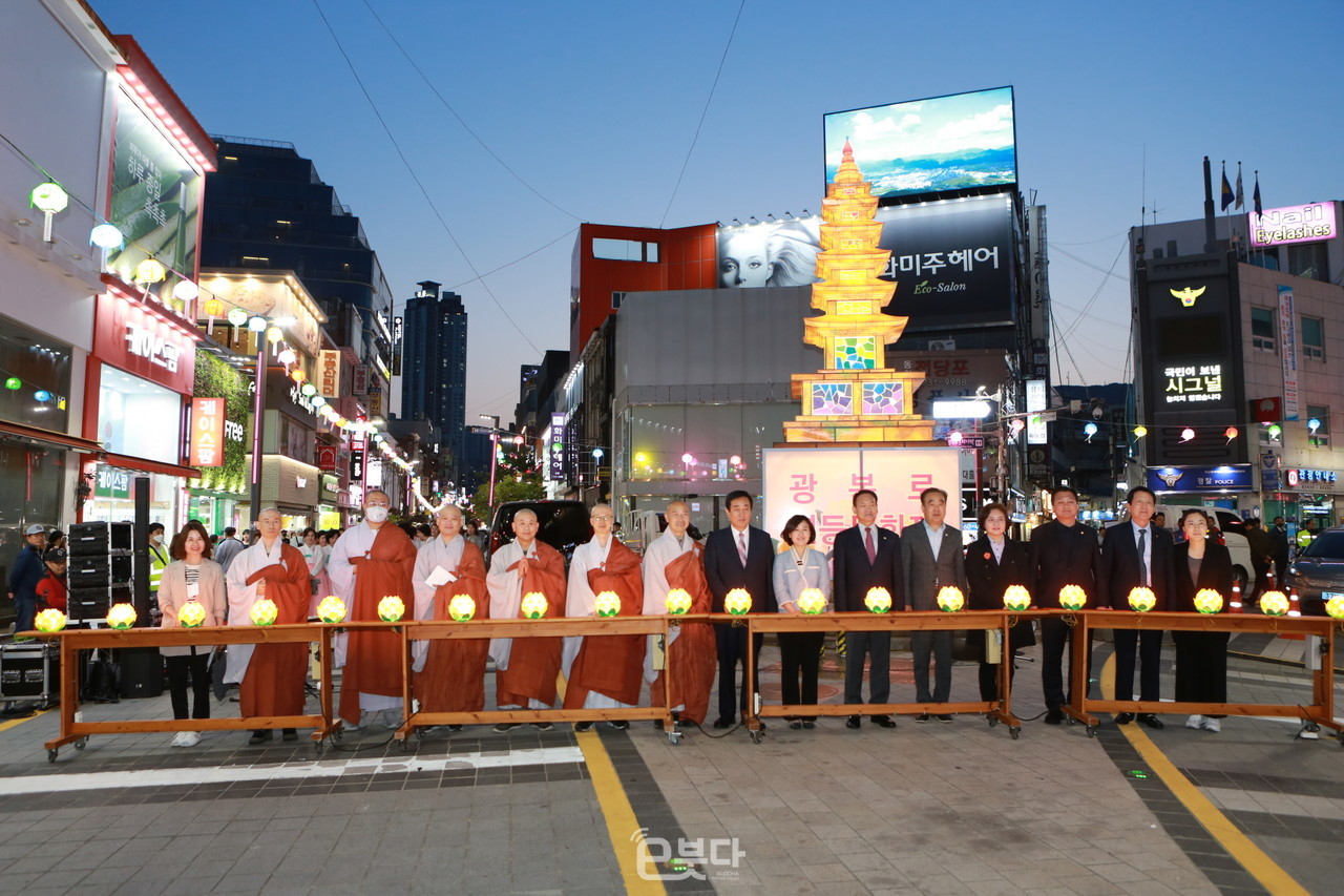 부산중구불교연합회는 20일 광복로 시티스폿 일원에서 개막 점등식 및 연등행렬을 봉행했다.