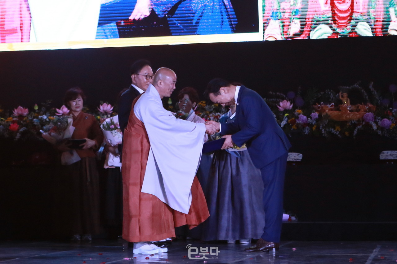 제5회 부산불교대상에 최금식 선보공업 회장이 대상을 수상했다.