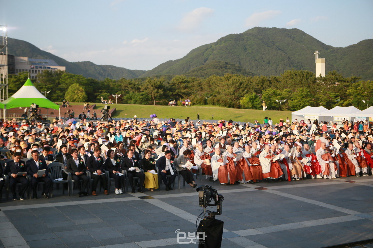 창원특례시 연등축제가 23일 창원 용지문화공원에서 봉행됐다.