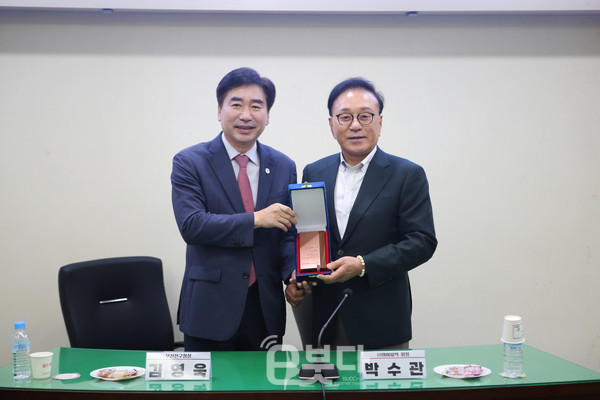 매년 어려운 이웃을 위해 나눔과 봉사를 실천하는 박수관 회장에게 김영욱 부산진구청장이 감사패를 수여했다.