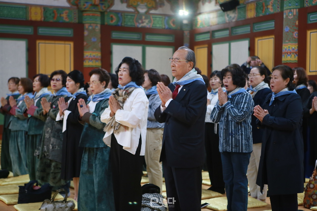 2568부산연등회 봉사자 발대식이 11일 범어사 보제루에서 봉행됐다. 