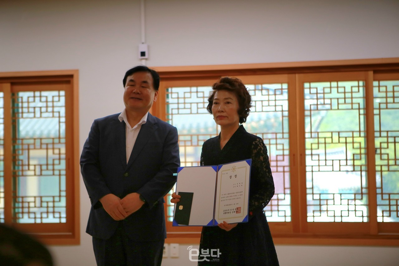 전통등강습회 최우수작으로 선정된 배기매 불자(옥천암)