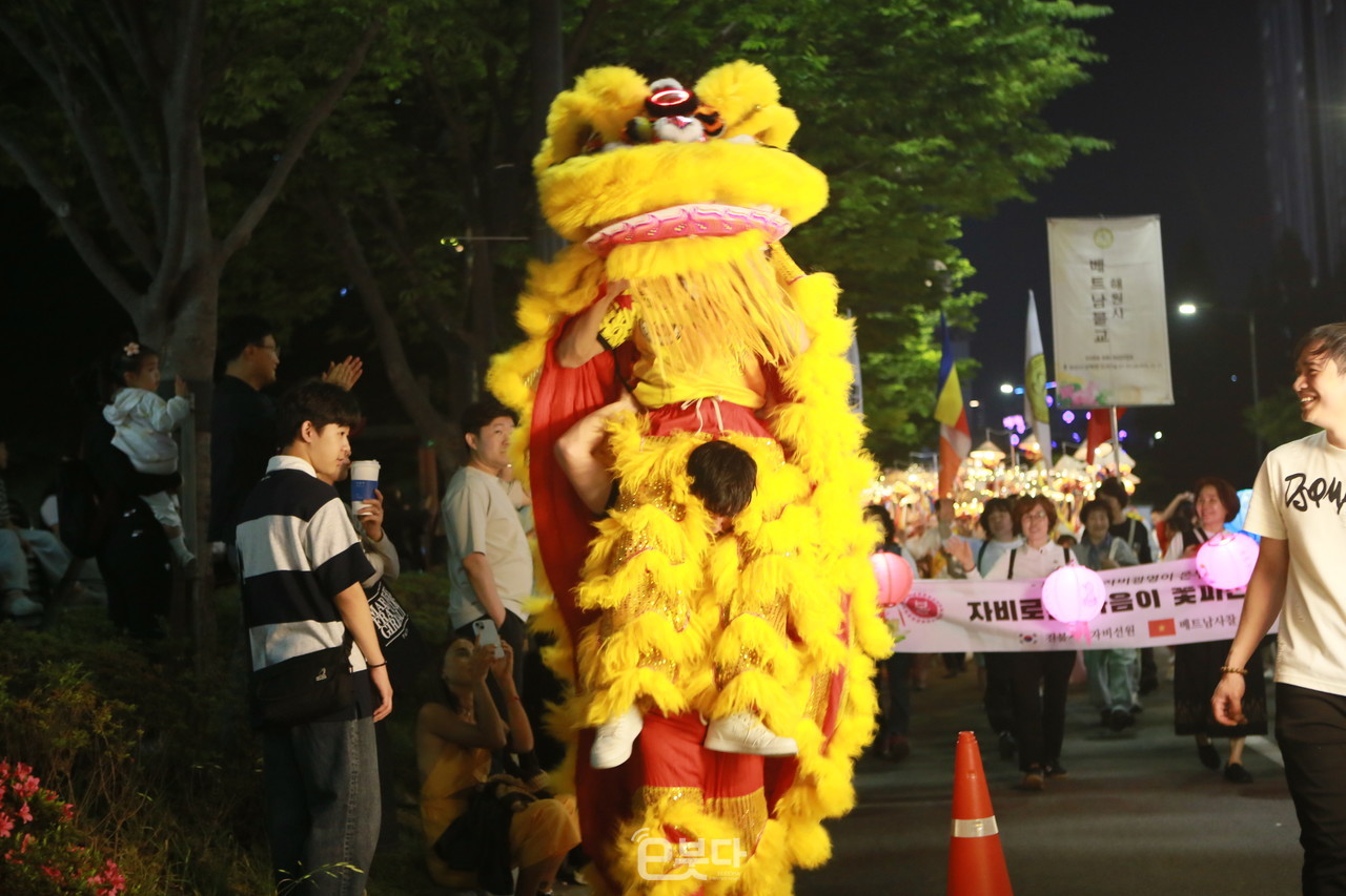 우수단체로 선정된 자비선원 연등행렬 모습